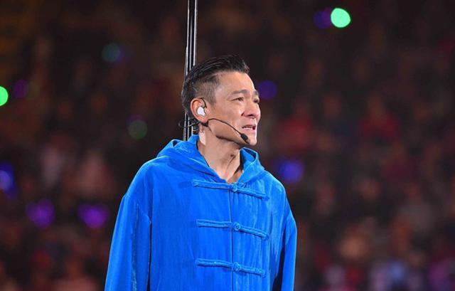 58岁张学友开演唱会，19岁大女儿低调亮相，脸上满是对爸爸的崇拜