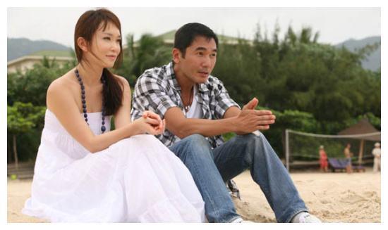 方中信50岁老婆曝光，原来是我们熟悉的她，网友：可惜了