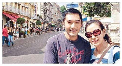 方中信50岁老婆曝光，原来是我们熟悉的她，网友：可惜了