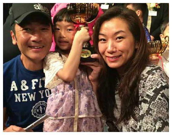 方中信50岁老婆曝光，原来是我们熟悉的她，网友：可惜了