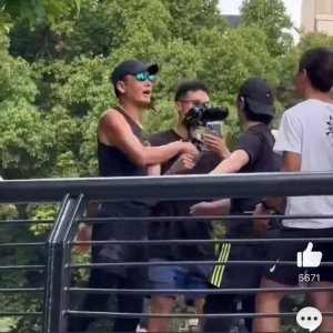 ​发哥街头遭遇惊险一幕，主播行为引发众怒！内地追星文化何去何从？