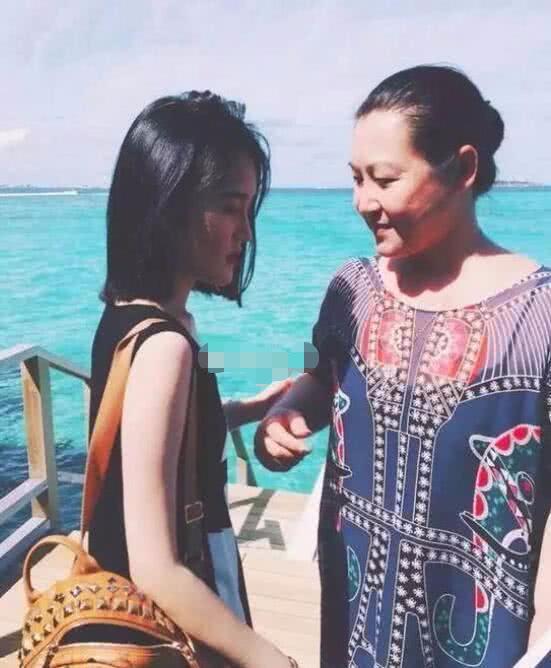 赵本山现任妻子近照曝光，53岁如少女，出行座驾800万豪车！