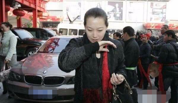 赵本山现任妻子近照曝光，53岁如少女，出行座驾800万豪车！