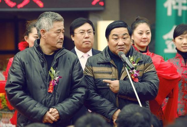 赵本山现任妻子近照曝光，53岁如少女，出行座驾800万豪车！