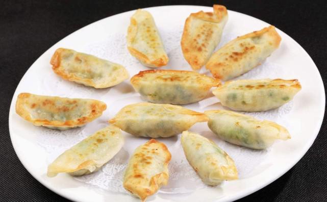 剩饺子不用发愁,教你一种吃法,饺子更美味,而且还不浪费