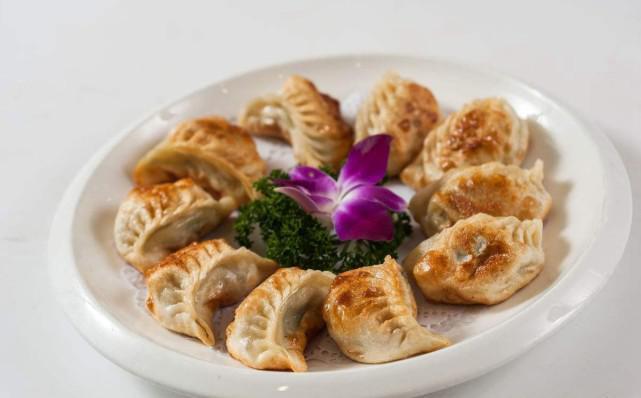 剩饺子不用发愁,教你一种吃法,饺子更美味,而且还不浪费