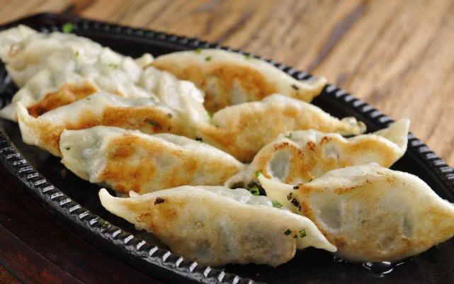 剩饺子不用发愁,教你一种吃法,饺子更美味,而且还不浪费