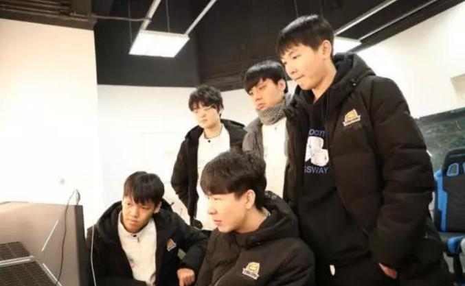 RNG战队没钱了？新上单又是退役选手，上单之光即将加入RNG