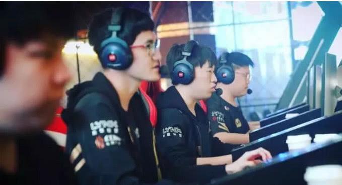 RNG战队没钱了？新上单又是退役选手，上单之光即将加入RNG