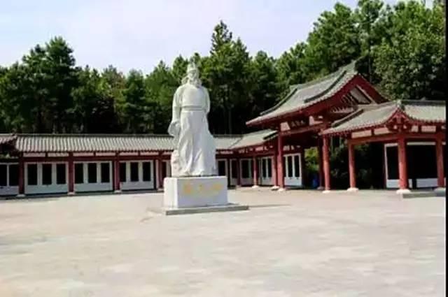 皇上故意为难他，赐二个梨要让900多人分吃，他轻松分开