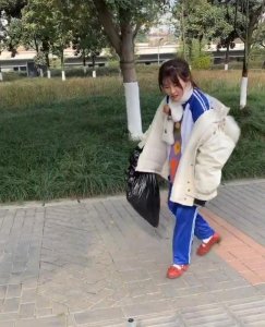 ​直男镜头下，杨清柠却矮如1米5，果然没有美颜就毁一切
