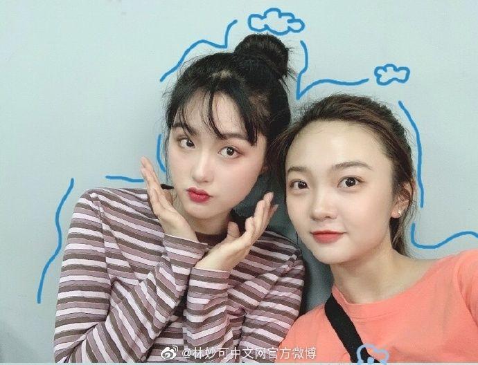 林妙可近照瘦出尖下巴，却被高颜值同学抢了镜