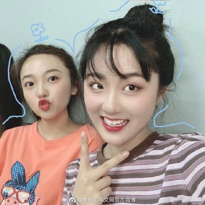 林妙可近照瘦出尖下巴，却被高颜值同学抢了镜