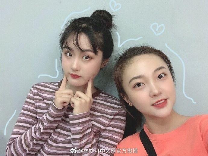 林妙可近照瘦出尖下巴，却被高颜值同学抢了镜