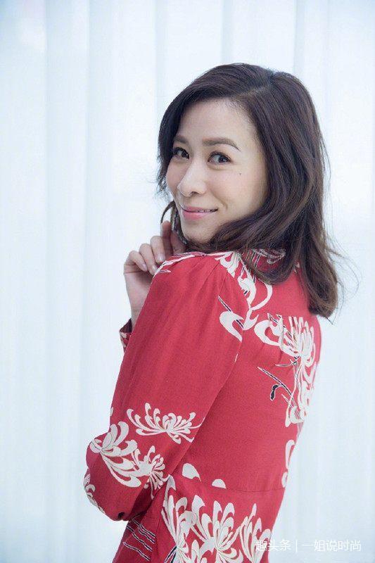 余思曼和秦海璐，同穿碎花长裙，网友：高级靓丽和老土陈旧的差距