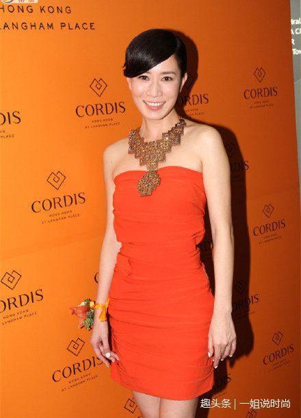 余思曼和秦海璐，同穿碎花长裙，网友：高级靓丽和老土陈旧的差距