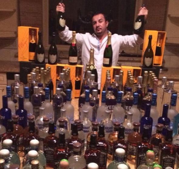 看美国两大屌丝富翁住皇宫豪宅拥佳丽无数的奢靡生活