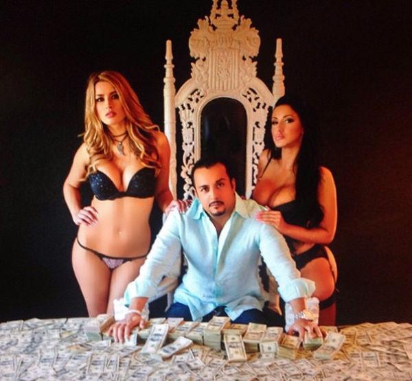 看美国两大屌丝富翁住皇宫豪宅拥佳丽无数的奢靡生活