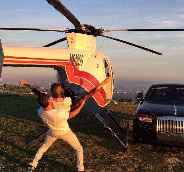 看美国两大屌丝富翁住皇宫豪宅拥佳丽无数的奢靡生活