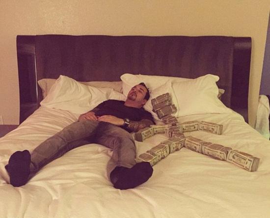 看美国两大屌丝富翁住皇宫豪宅拥佳丽无数的奢靡生活