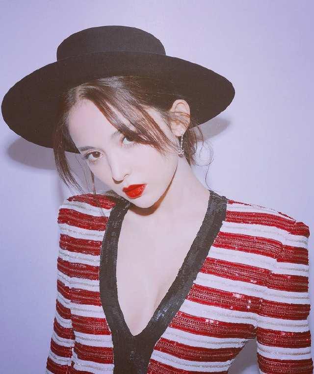 左边娜扎右边热巴，朱一龙却这表情，王栎鑫：我想活成他的样子