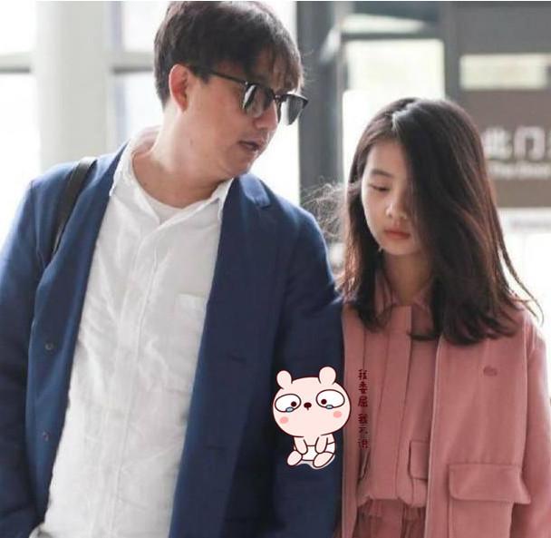 黄多多近照曝光，13岁打扮竟像23岁摸样，旁边男孩眼神亮了！