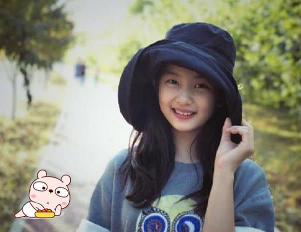 黄多多近照曝光，13岁打扮竟像23岁摸样，旁边男孩眼神亮了！