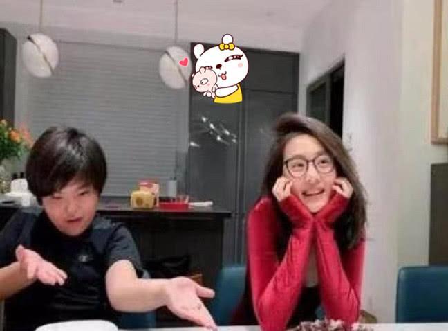 黄多多近照曝光，13岁打扮竟像23岁摸样，旁边男孩眼神亮了！