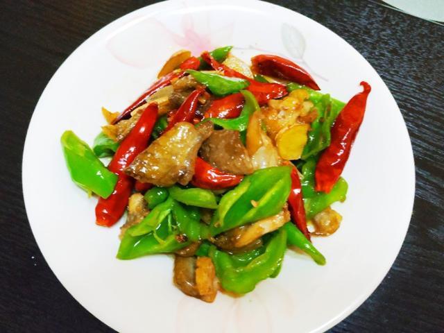 鸡皮也能单独做成一盘菜？教你这秘制吃法，香辣软糯，下酒下饭