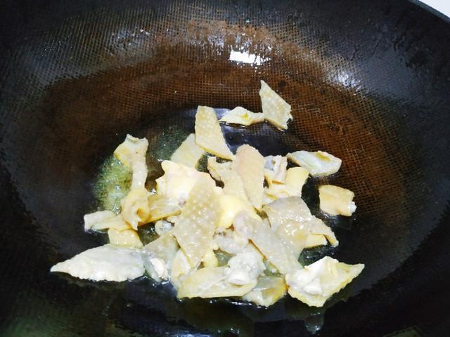 鸡皮也能单独做成一盘菜？教你这秘制吃法，香辣软糯，下酒下饭