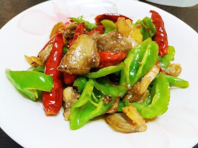 鸡皮也能单独做成一盘菜？教你这秘制吃法，香辣软糯，下酒下饭