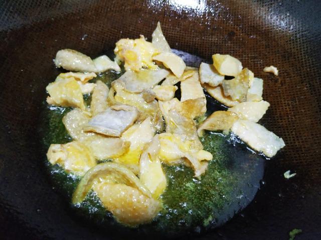 鸡皮也能单独做成一盘菜？教你这秘制吃法，香辣软糯，下酒下饭