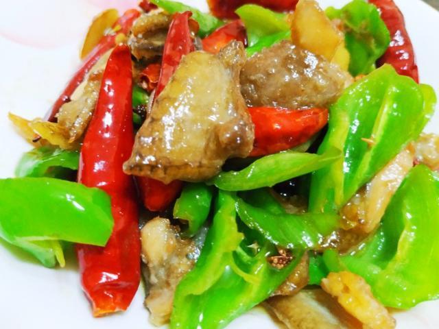 鸡皮也能单独做成一盘菜？教你这秘制吃法，香辣软糯，下酒下饭