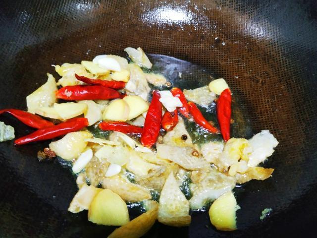 鸡皮也能单独做成一盘菜？教你这秘制吃法，香辣软糯，下酒下饭