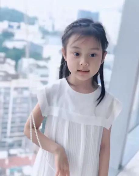 甜馨长大后的样子很美，高晓松的女儿，更是“整容式”长大！