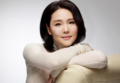 因《还珠格格》成名，低调演戏多年无绯闻，如今43岁美丽动人