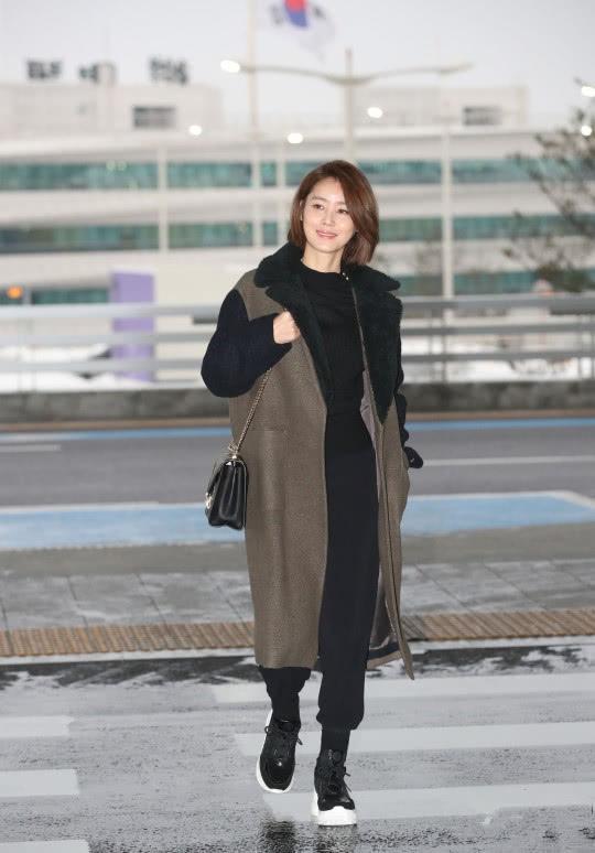 逆生长！李敏镐“妈妈”金成玲现身机场，51岁颜值依旧仍似少女