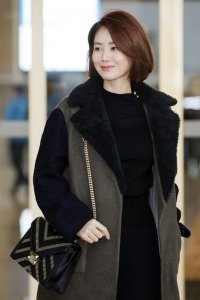 ​逆生长！李敏镐“妈妈”金成玲现身机场，51岁颜值依旧仍似少女