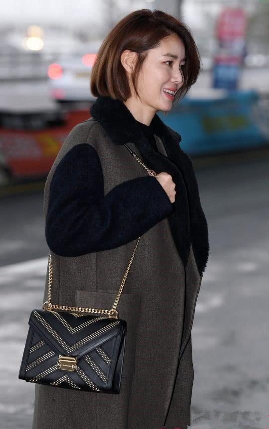 逆生长！李敏镐“妈妈”金成玲现身机场，51岁颜值依旧仍似少女