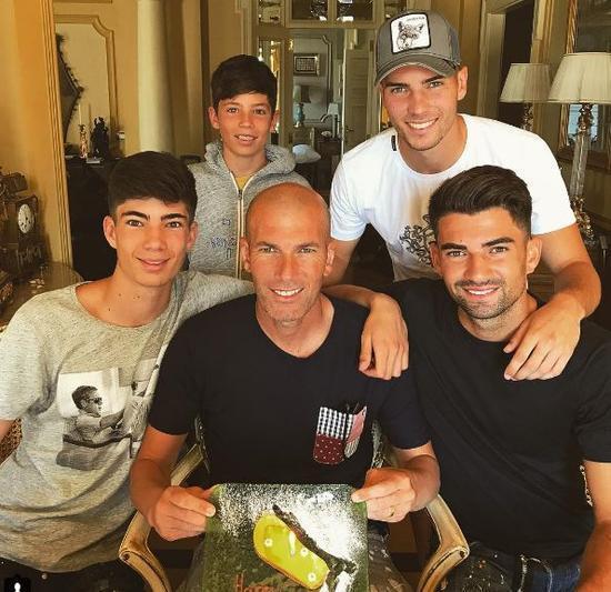 齐达内四个儿子全部效力皇马，虎父无犬子！