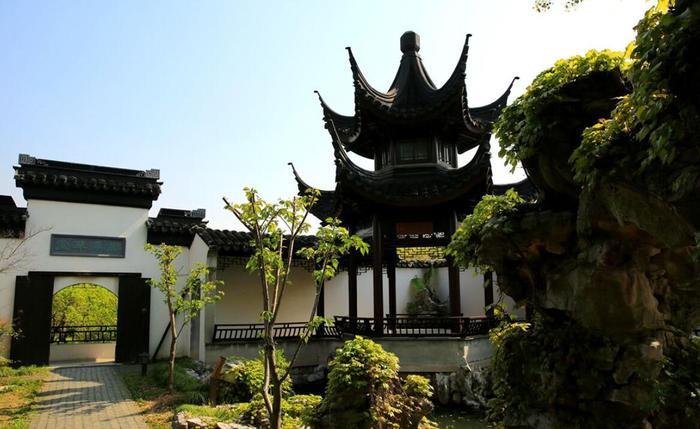 苏州光福古镇曾是苏绣的发源地之一，更是太湖山水的精华地区