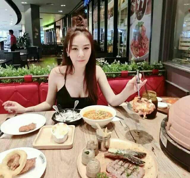 大长腿美女，泰国“果汁西施”性感迷人，她的果汁你想喝吗