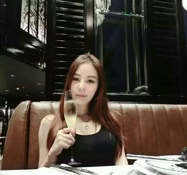 大长腿美女，泰国“果汁西施”性感迷人，她的果汁你想喝吗