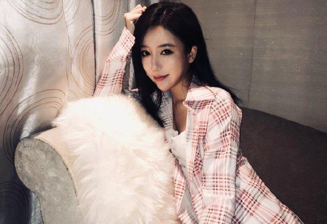 呆妹儿晒14岁直播自拍,年龄引网友热议,女生14岁就长成那样了?