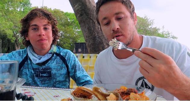 食人鱼到底能不能吃？老外亲自品尝，全程高能别眨眼！