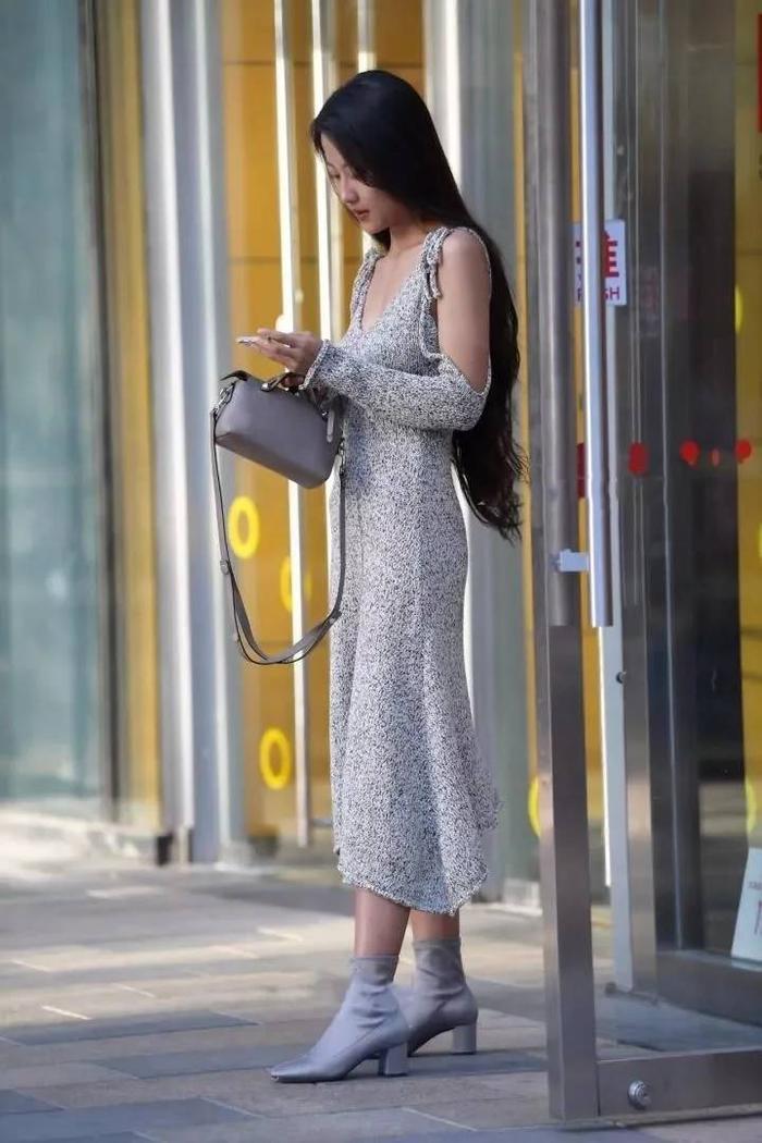 身材性感高挑的极品少妇，虽抽着烟，但气质颜值没得说