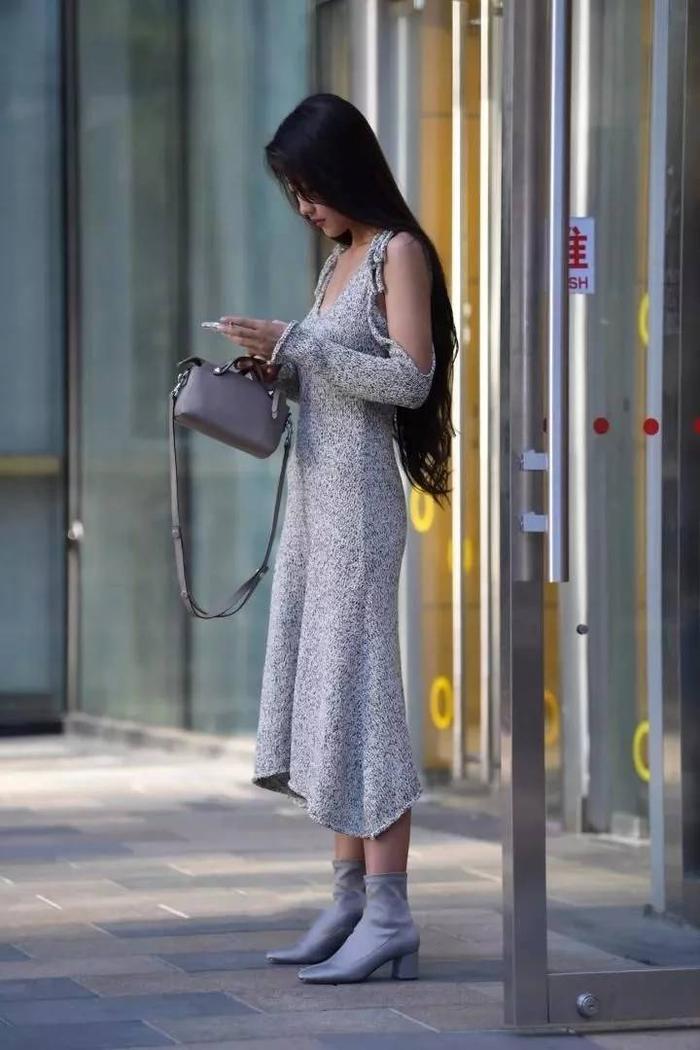 身材性感高挑的极品少妇，虽抽着烟，但气质颜值没得说