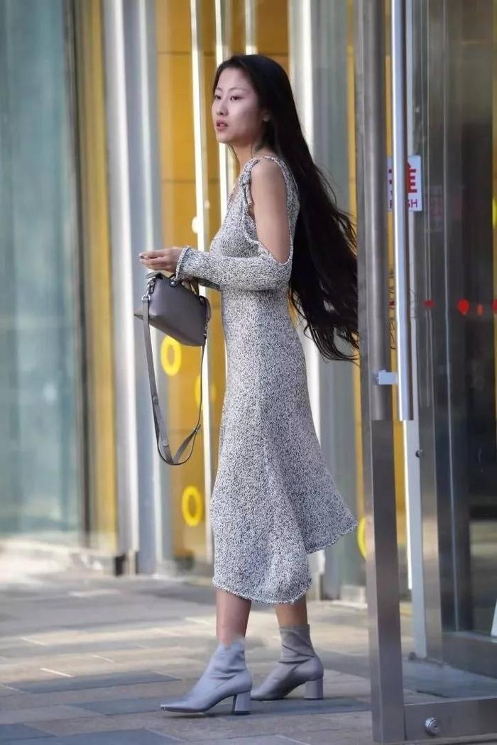 身材性感高挑的极品少妇，虽抽着烟，但气质颜值没得说