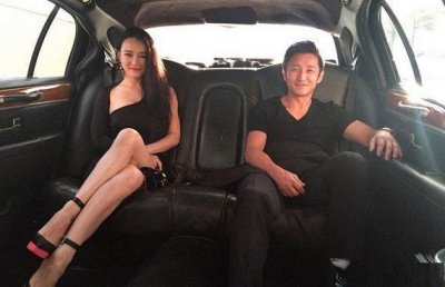 ​拳王邹市明娶得老婆，美丽、大方，还这么有爱心！
