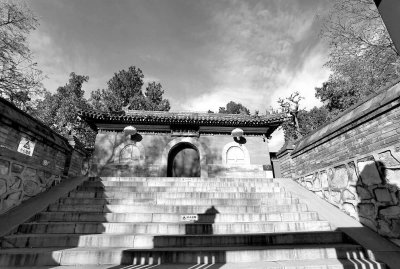 ​他是万历朱翊钧朝的太监总管，死后皇帝赐地作茔